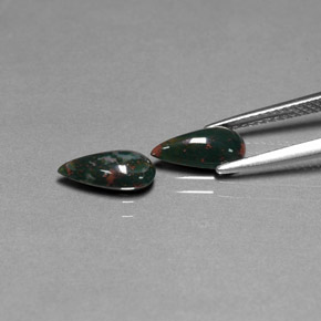 カラットの天然斑点のある緑ブラッドストーン（9.6×5.2 mm・洋梨の形）