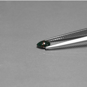 0.27カラットの天然グリーンの斑点ブラッドストーン、洋梨の形、オペーク