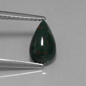 0.82カラットの天然斑点のある緑ブラッドストーン（9.2×5.3 mm・洋梨の形）