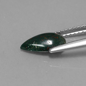 0.82カラットの天然斑点のある緑ブラッドストーン（9.2×5.3 mm・洋梨の形）