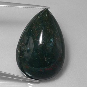 33.97カラットの天然斑点のある緑ブラッドストーン（27.5×18.9 mm・洋梨の形）