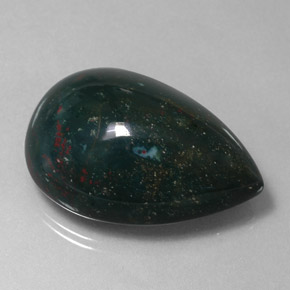 33.97カラットの天然斑点のある緑ブラッドストーン（27.5×18.9 mm・洋梨の形）