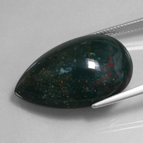 33.97カラットの天然斑点のある緑ブラッドストーン（27.5×18.9 mm・洋梨の形）