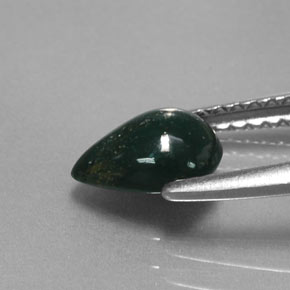 0.70カラットの天然斑点のある緑ブラッドストーン（7.5×5.6 mm・洋梨の形）