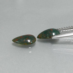 カラットの天然斑点のある緑ブラッドストーン（7.8×4.9 mm・洋梨の形）