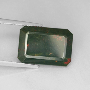 7.68カラットの天然斑点のある緑ブラッドストーン（16.2×11.5 mm・エメラルドカット）