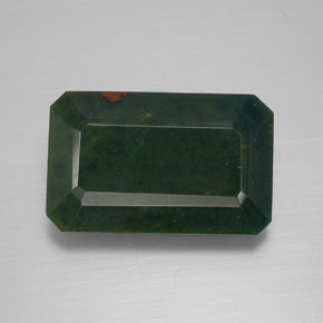 8.92カラットの天然斑点のある緑ブラッドストーン（17.4×11 mm・エメラルドカット）