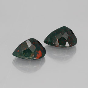 カラットの天然斑点のある緑ブラッドストーン（9.3×7.7 mm・洋梨の形）