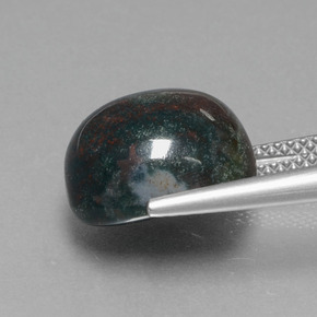 8.25カラットの天然斑点のある緑ブラッドストーン（12.4×10.8 mm・オーバルカット）