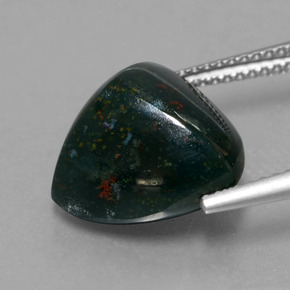 7.65カラットの天然斑点のある緑ブラッドストーン（12.8×12.8 mm・トリリアント）