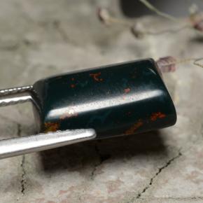 5.62カラットの天然グリーンブラッドストーン（13.1×8.4 mm・バゲット）