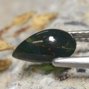 0.83カラットの天然グリーンブラッドストーン（8.3×5 mm・洋梨の形）