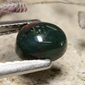 0.43カラットの天然グリーンブラッドストーン（5.3×4.6 mm・オーバルカット）