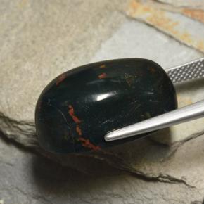 25.89カラットの天然ダークグリーンブラッドストーン（21.4×13.9 mm・オーバルカット）