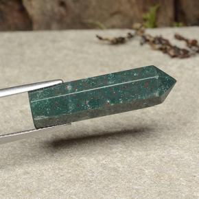 12.70カラットの天然マルチカラーブラッドストーン（27.7×7.6 mm・ファンシーシェイプ）