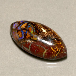 10.92カラットの天然マルチカラーボルダーオパール（21.6×11.1 mm・マーキス）