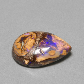 3.22カラットの天然マルチカラーボルダーオパール（12.7×9.2 mm・洋梨の形）