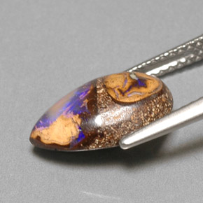 3.22カラットの天然マルチカラーボルダーオパール（12.7×9.2 mm・洋梨の形）