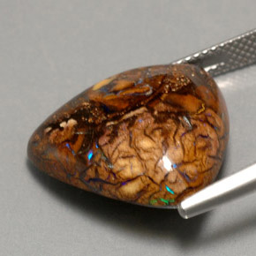 17.44カラットの天然マルチカラーボルダーオパール、トリリオン、オペーク