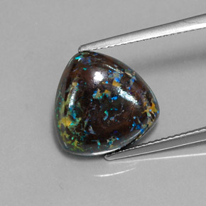 7.96カラットの天然マルチカラーボルダーオパール（13.5×13.4 mm・トリリアント）