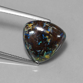 7.96カラットの天然マルチカラーボルダーオパール（13.5×13.4 mm・トリリアント）