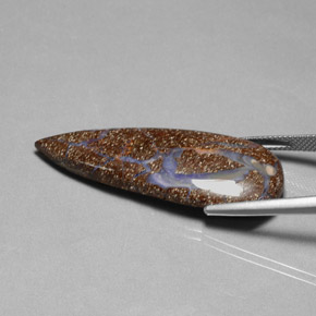 26.52カラットの天然マルチカラーボルダーオパール（43.3×18 mm・洋梨の形）