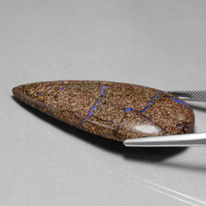 52.57カラットの天然マルチカラーボルダーオパール（48.9×23.6 mm・洋梨の形）
