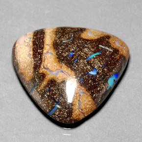 25.23カラットの天然マルチカラーボルダーオパール（25.6×24.8 mm・トリリアント）