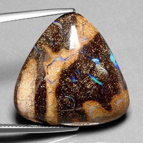 25.23カラットの天然マルチカラーボルダーオパール（25.6×24.8 mm・トリリアント）