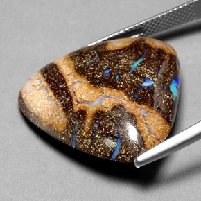 25.23カラットの天然マルチカラーボルダーオパール（25.6×24.8 mm・トリリアント）