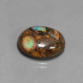 8.41カラットの天然マルチカラーボルダーオパール（15.9×12.1 mm・オーバルカット）
