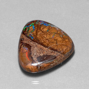 16.78カラットの天然マルチカラーボルダーオパール（21.3×18.2 mm・トリリアント）