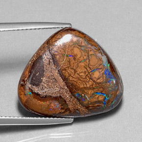 16.78カラットの天然マルチカラーボルダーオパール（21.3×18.2 mm・トリリアント）