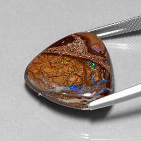 16.78カラットの天然マルチカラーボルダーオパール（21.3×18.2 mm・トリリアント）
