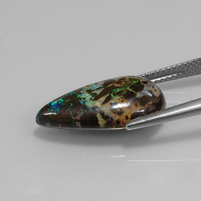 7.90カラットの天然マルチカラーボルダーオパール（19.4×10.9 mm・洋梨の形）