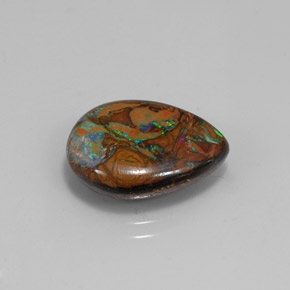 8.30カラットの天然マルチカラーボルダーオパール（16.6×13.1 mm・洋梨の形）