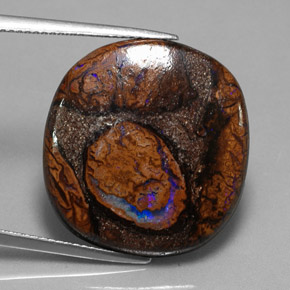 20.58カラットの天然マルチカラーボルダーオパール（22.5×21.3 mm・クッションカット）
