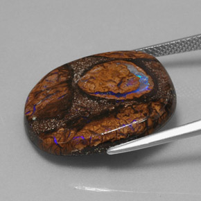 20.58カラットの天然マルチカラーボルダーオパール（22.5×21.3 mm・クッションカット）