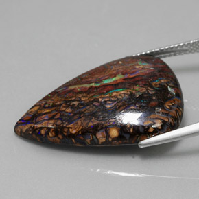 21.74カラットの天然マルチカラーボルダーオパール（27.4×19.5 mm・洋梨の形）