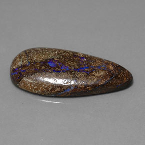 12.04カラットの天然マルチカラーボルダーオパール（27.4×13.5 mm・洋梨の形）