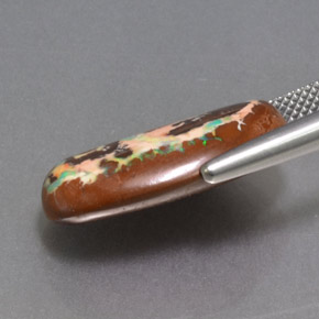 10.49カラットの天然マルチカラーボルダーオパール（21.5×12.3 mm・オーバルカット）