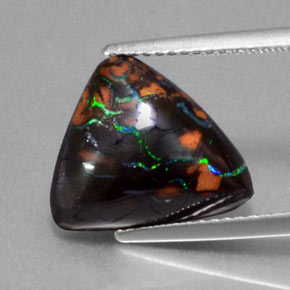5.75カラットの天然マルチカラーボルダーオパール（13.1×12.4 mm・ファンシーシェイプ）