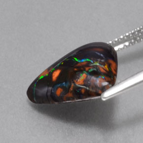 5.75カラットの天然マルチカラーボルダーオパール（13.1×12.4 mm・ファンシーシェイプ）