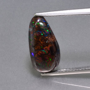 4.97カラットの天然マルチカラーボルダーオパール（15.5×7.8 mm・ファンシーシェイプ）