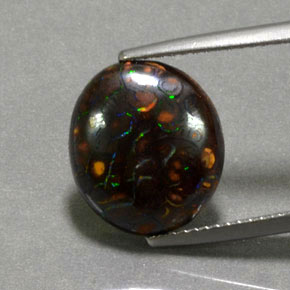 6.61カラットの天然マルチカラーボルダーオパール（13.3×11.8 mm・オーバルカット）