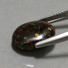 6.61カラットの天然マルチカラーボルダーオパール（13.3×11.8 mm・オーバルカット）