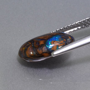 2.68カラットの天然マルチカラーボルダーオパール（11.8×7.3 mm・オーバルカット）