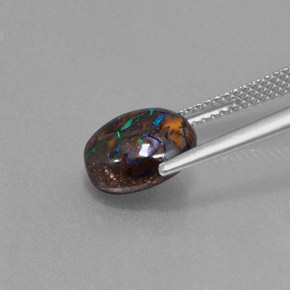 3.22カラットの天然マルチカラーボルダーオパール（9.6×7.6 mm・オーバルカット）