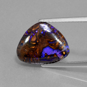 4.96カラットの天然マルチカラーボルダーオパール（14.4×11.5 mm・トリリアント）