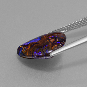 4.96カラットの天然マルチカラーボルダーオパール（14.4×11.5 mm・トリリアント）